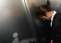 [포토] 승강기에 머리 숙인 정준영