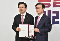 [포토] 임명장 받는 김태흠 '좌파독재저지특별위원회' 위원장