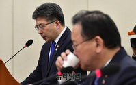 [포토] 현안보고 하는 민갑룡, 목타는 김부겸