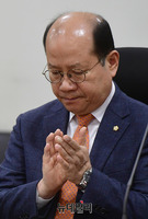 [포토] 핵무장검토 토론회 참석한 이종명 의원