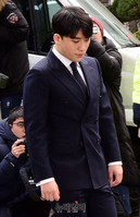 [포토] 고개숙이며 경찰 출석하는 승리