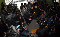 [포토] 수많은 취재진 속 경찰 출석하는 승리