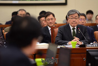 [포토] 의원들 질의 경청하는 이재갑 고용노동부 장관