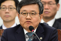 [포토] 입 앙다문 김창보 중앙선거관리위원 후보자