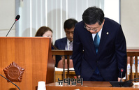 [포토] 인사하는 김창보 후보자