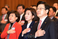 [포토] 국민의례하는 황교안-나경원