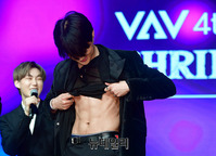[포토] 복근 공개하는 아이돌그룹 VAV