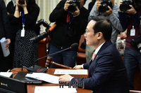 [포토] 의사봉 두드리는 홍영표 국회 운영위원장