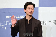 [포토] 배우 남궁민, 여유로운 손인사