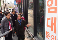[포토] 공실한 홍대 상가 찾은 황교안 대표