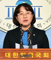 [포토] 기자회견 갖는 추혜선 정의당 의원