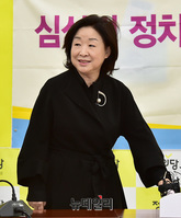 [포토] 기자회견 입장하는 심상정 정의당 의원