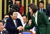 [포토] 동료의원들과 악수 나누는 나경원 한국당 원내대표