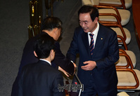 [포토] 동료의원들과 인사 나누는 장병완 민평당 원내대표