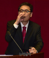 [포토] 물마시는 곽상도 자유한국당 의원