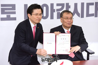 [포토] 정하균 위해 키 낮춘 황교안 대표