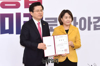 [포토] 황교안 대표, 송희경 중앙여성위원장에 임명장 전달
