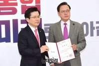 [포토] 황교안 대표, 인재영입위원장에 이명수 의원 임명