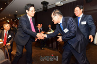 [포토] 악수나누는 '황교안-태영호'