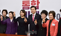 [포토] 기념사진 찍는 황교안 한국당 대표와 시도당 여성위원장들