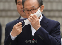 [포토] 마스크 쓰는 이명박 전 대통령