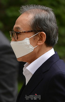 [포토] 법정 향하는 이명박 전 대통령