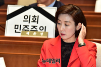 [포토] 머리 넘기는 나경원 한국당 원내대표
