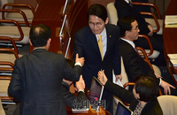 [포토] 인사 나누는 윤소하 정의당 원내대표