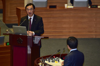 [포토] 대정부질문, 답변하는 조명균 장관