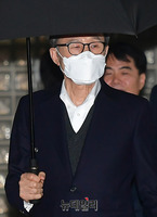 [포토] 재판 마친 이명박 전 대통령, 우산 쓰고 차량으로 이동