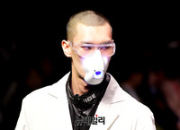 [포토] 마스크 패션 선보이는 '이세'