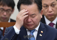 [포토] 얼굴 만지는 김부겸 행안부 장관