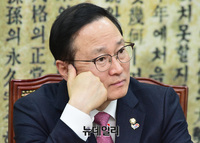 [포토] 생각하는 홍영표 더불어민주당 원내대표