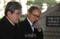 [포토] 손수건으로 입가린 채 법원 출석하는 이명박 전 대통령
