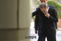 [포토] 법정 향하며 기둥 잡은 MB