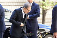 [포토] 지지자에게 인사하는 이명박 전 대통령