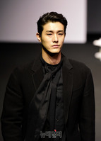 [포토] 이기우, 훈훈한 비주얼로 런웨이