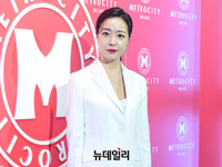 [포토] 화이트 패션으로 꾸민 가수 심은진