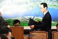 [포토] 단상으로 향하는 최정호 국토교통부 장관 후보자