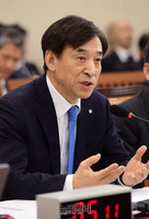 [포토] 질의에 답하는 이주열 한국은행 총재