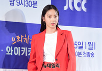 [포토] 배우 안소희, 강렬한 레드 수트