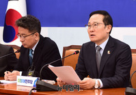 [포토] 모두발언하는 홍영표 민주당 원내대표