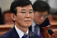 [포토] 굳은 얼굴의 문성혁 해수부 장관 후보자