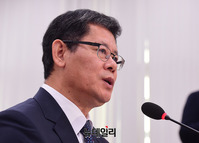 [포토] 의원들 질의에 답하는 김연철 후보자