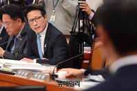 [포토] 질의하는 정병국 미래당 의원