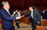 [포토] 우남 이승만 기념식서 악수나누는 '김진태-이언주'