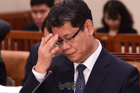 [포토] 안경고쳐쓰는 김연철 통일부장관 후보