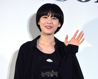 [포토] 손 인사하는 배우 이하나