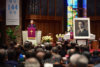 [포토] 이승만전집 헌정사하는 이규학 이승만전집발간위원장