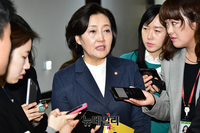 [포토] 기자들의 질문에 답하는 박영선 후보자